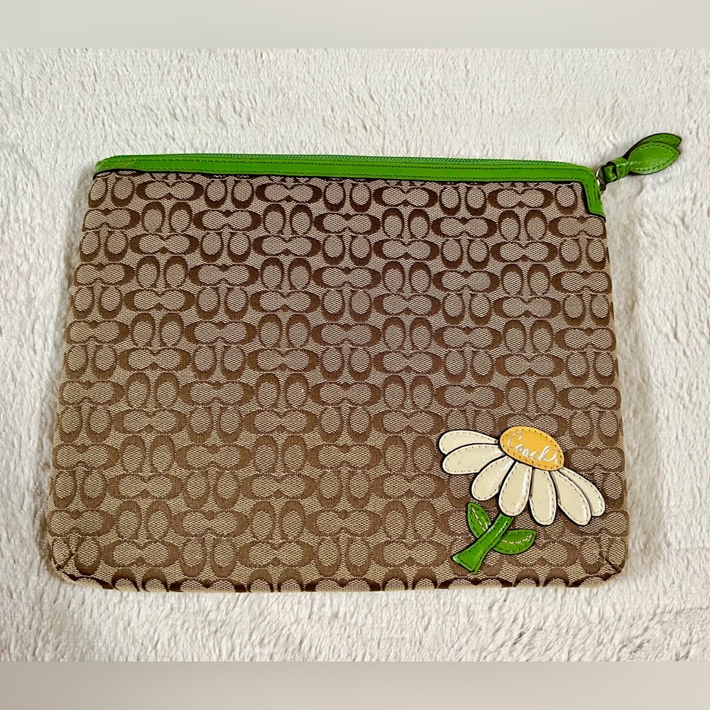 COACH DAISY MOTIF
UNIVERSAL TABLET SLEEVE CASE
HOLDER
